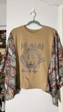 Def Leppard Rock of Ages Tan Graphic T-Shirt with Paisley Pattern Sleeves